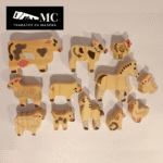 Granja con Granero/Establo con 12 Figuras de Animales en Madera