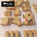 Granja con Granero/Establo con 12 Figuras de Animales en Madera