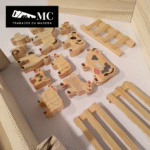 Granja con Granero/Establo con 12 Figuras de Animales en Madera