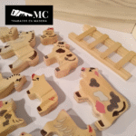 Granja con Granero/Establo con 12 Figuras de Animales en Madera