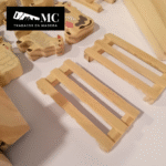 Granja con Granero/Establo con 12 Figuras de Animales en Madera