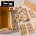 Granja con Granero/Establo con 12 Figuras de Animales en Madera