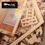Granja con Granero/Establo con 12 Figuras de Animales en Madera