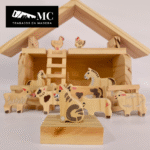 Granja con Granero/Establo con 12 Figuras de Animales en Madera