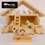 Granja con Granero/Establo con 12 Figuras de Animales en Madera