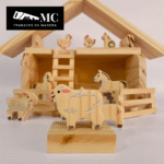 Granja con Granero/Establo con 12 Figuras de Animales en Madera