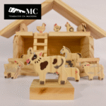 Granja con Granero/Establo con 12 Figuras de Animales en Madera