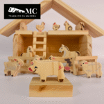 Granja con Granero/Establo con 12 Figuras de Animales en Madera