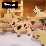 Granja con Granero/Establo con 12 Figuras de Animales en Madera