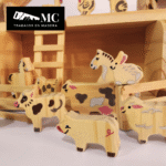 Granja con Granero/Establo con 12 Figuras de Animales en Madera