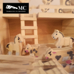 Granja con Granero/Establo con 12 Figuras de Animales en Madera