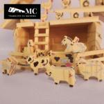 Granja con Granero/Establo con 12 Figuras de Animales en Madera